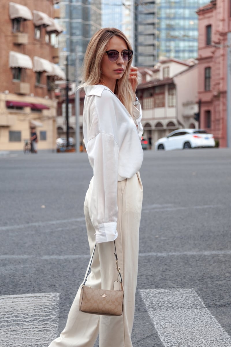 Woman street photosession AJCr18