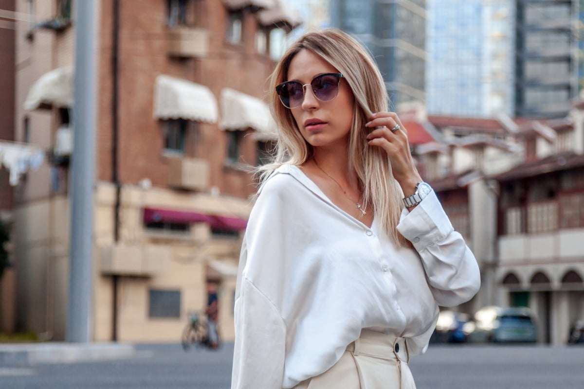 Woman street photosession AJCr22