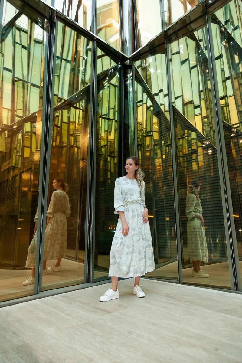 Girl portrait in a city glass corner GR01