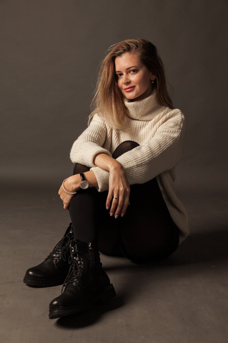 Dark atmosphere studio photography KRP10